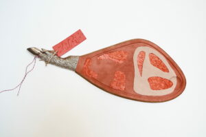 Plancharnelle en cuir rouge et beige, vue de détail