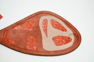 Plancharnelle en cuir rouge, vue rapprochée
