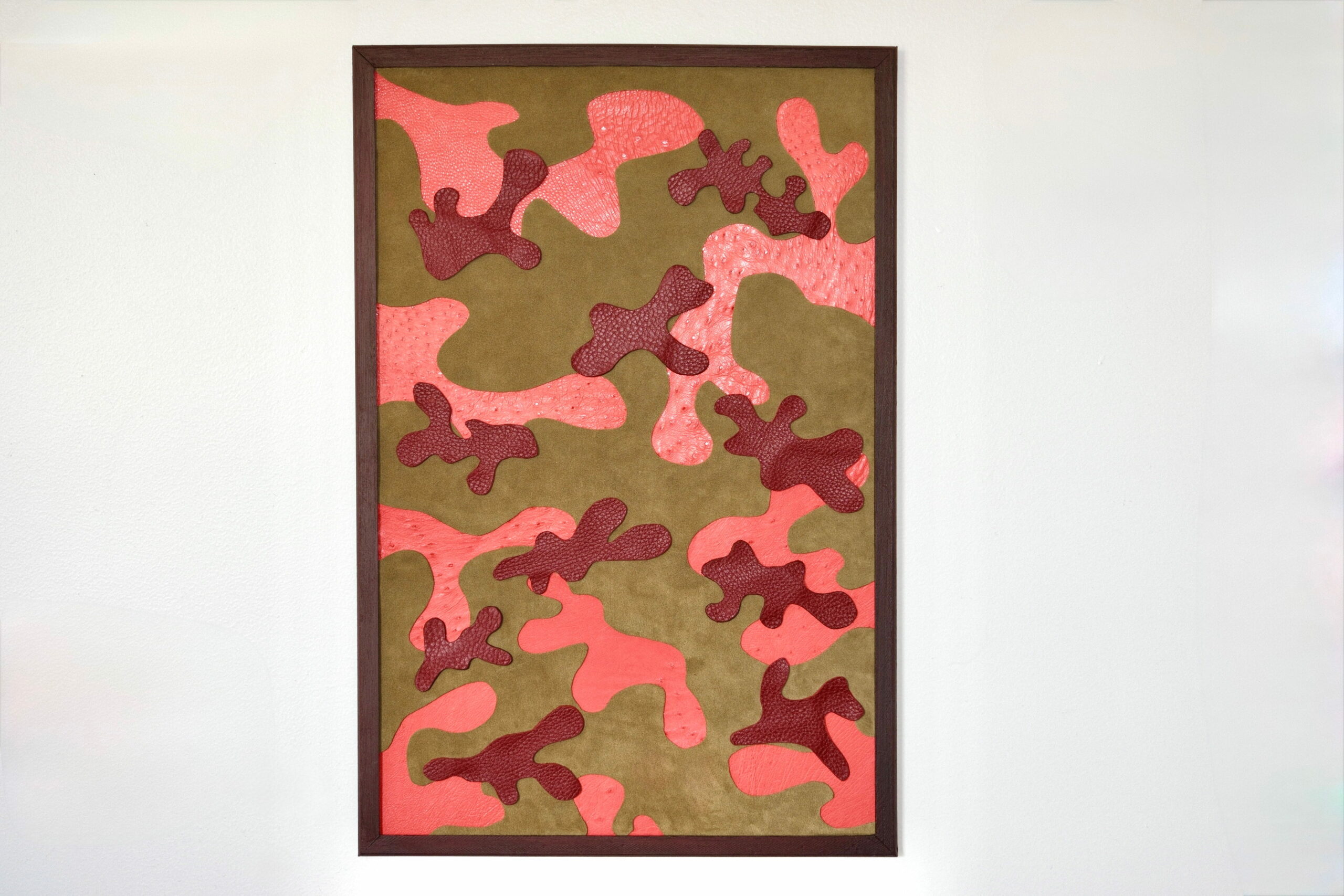 Œuvre encadrée en cuir rose, rouge et brun