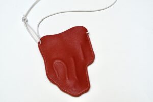 Poche Suspendue en cuir rouge, détail du relief