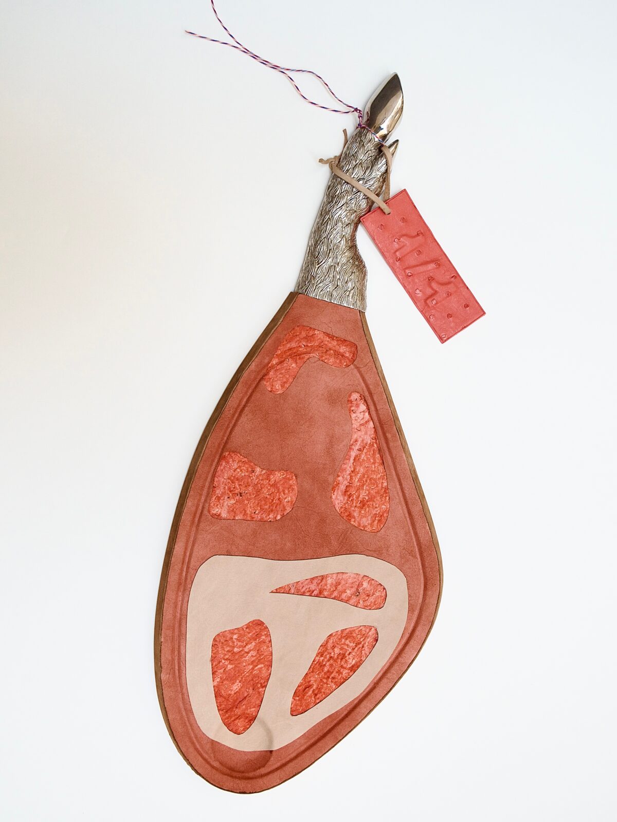 Plancharnelle en cuir rouge et beige, vue d’ensemble