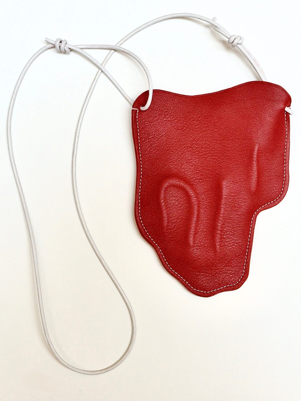 Poche Suspendue en cuir rouge avec cordon blanc, vue de face